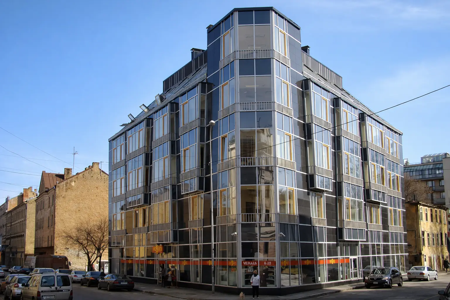 Stiklotu fasāžu biroju ēka