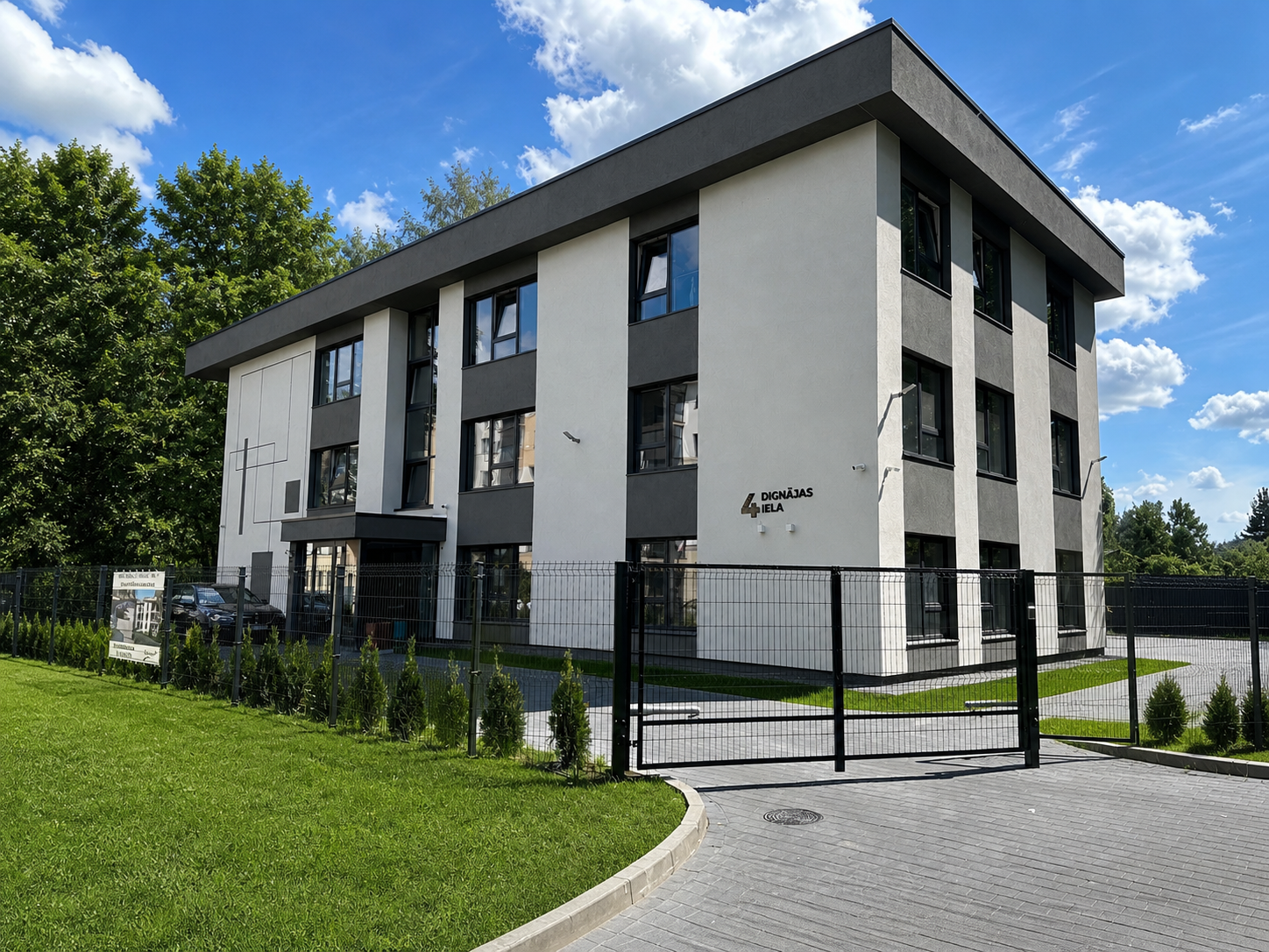Daudz dzīvokļu māja