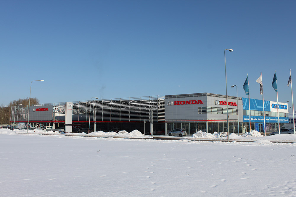 Biroju ēka ar stiklotu un metāla fasādi