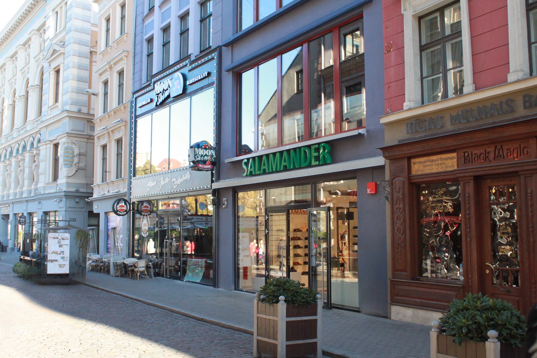 Kafejnīcas un apavu veikala stiklojums
